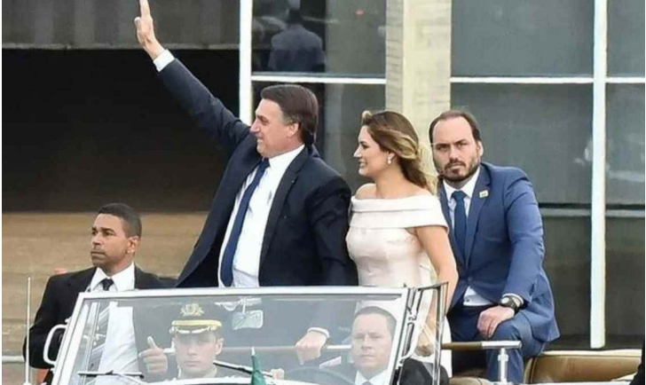 Chefe de gabinete de Carlos pagou despesas de Bolsonaro e Michelle