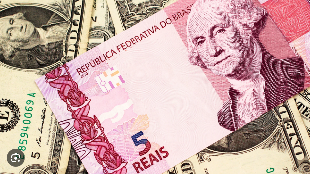Dólar à vista fecha em baixa de 0,89%, a R$5,5737 na venda