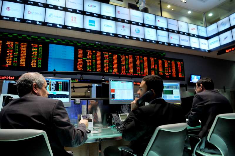 Ibovespa termina no zero a zero em semana cheia de balanços e ainda sem anúncio fiscal