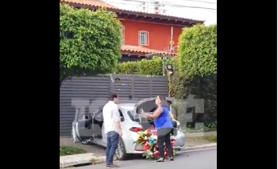 Mulher deixa coroa de flores em frente casa de Lula e é contida por policiais