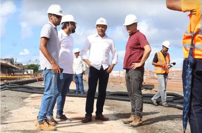 Jerônimo vistoria obras do VLT na Calçada, que avançam com implantação dos primeiros trilhos