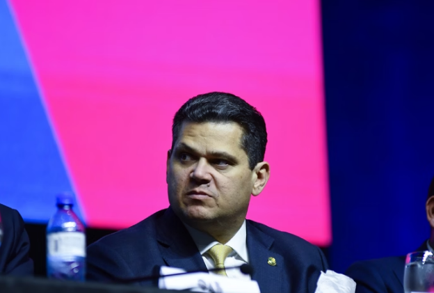 Alcolumbre repreende senador que falou em “enforcar” Marina Silva