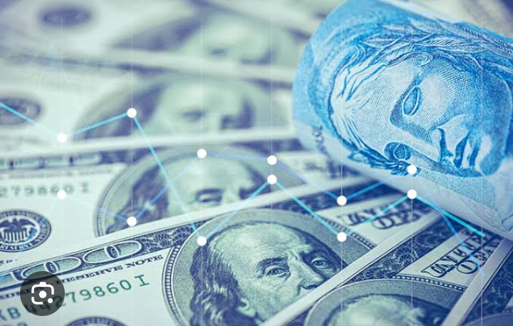 Dólar à vista fecha em baixa de 0,32%, a R$5,6307 na venda