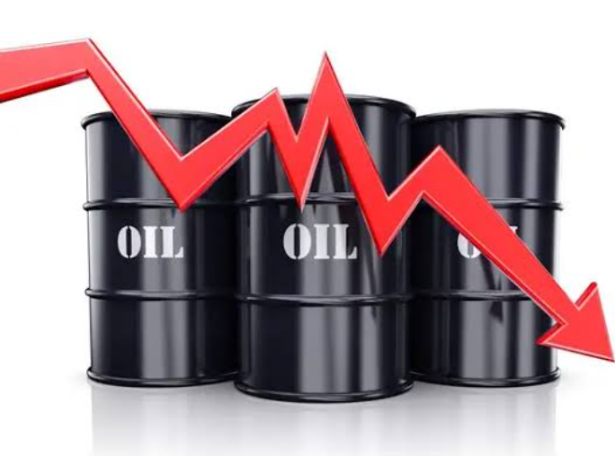 Petróleo tem forte queda com riscos de demanda e Opep+ no radar