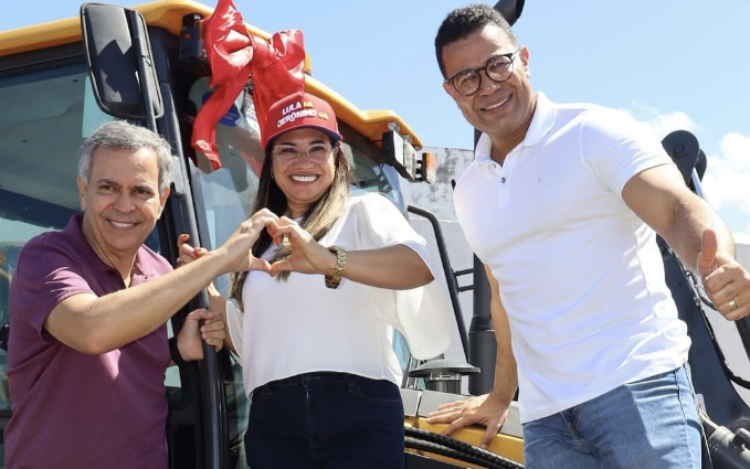 Araci: Prefeita Keinha celebra entrega de retroescavadeiras ao lado de Félix Mendonça e Silva Neto