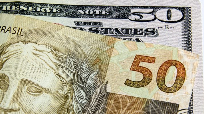 Dólar se mantém estável com exterior e feriado nos Estados Unidos