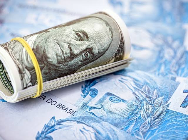 Dólar cai e fecha no menor nível em 14 meses com dados de inflação no Brasil e nos EUA