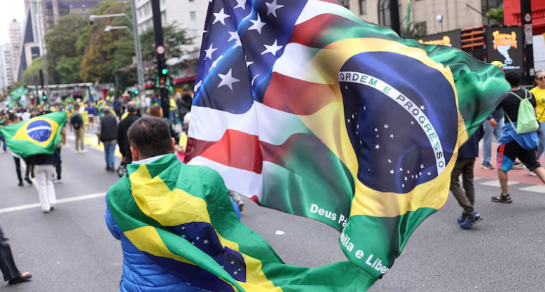 Randolfe diz que bandeira dos EUA em ato bolsonarista mostra que fundo do poço tem subsolo