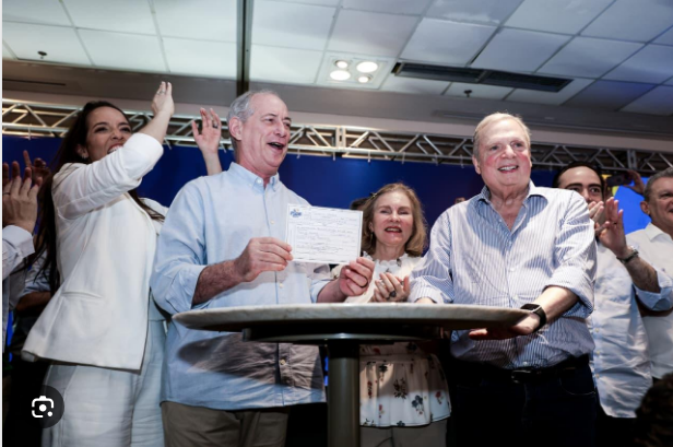 Ciro Gomes se filia ao PSDB ao lado de lideranças da oposição e bolsonaristas no Ceará
