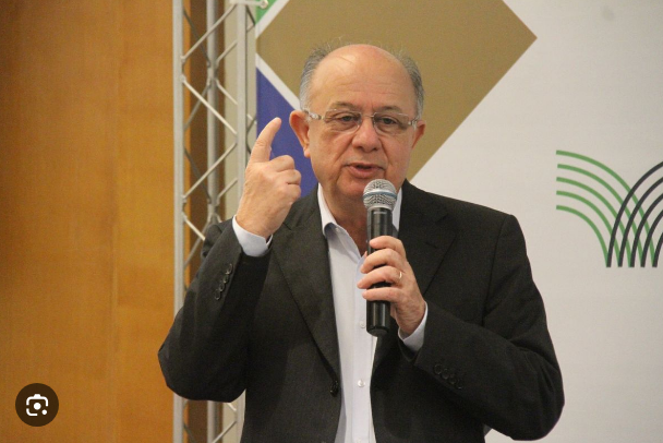 Por decreto, prefeito José Ronaldo anuncia concurso com mil vagas para professores