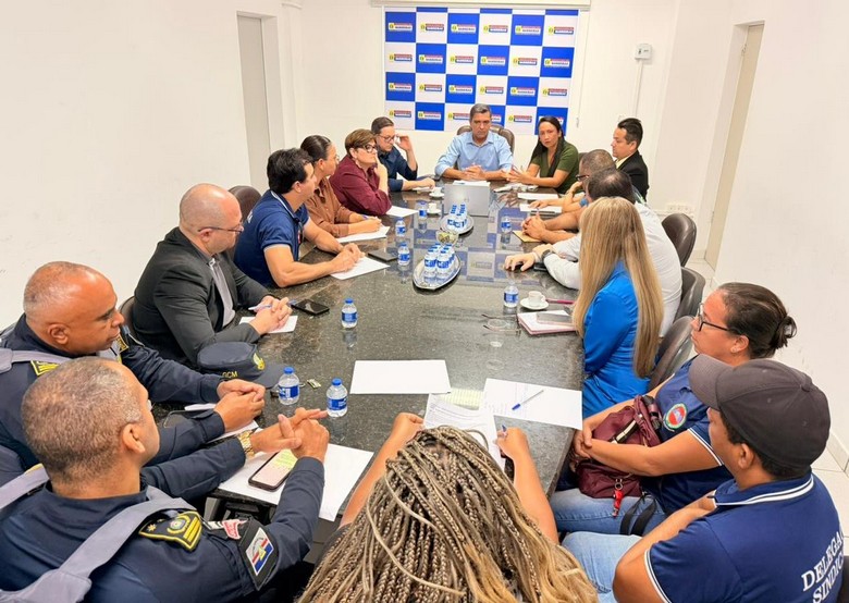 Barreiras: Prefeito recepciona representantes sindicais e agentes financeiros e assina decreto sobre consignações