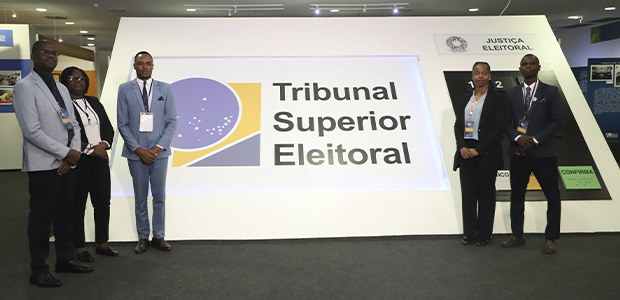 Moçambicanos se inspiram no sistema de votação brasileiro e elogiam urna eletrônica