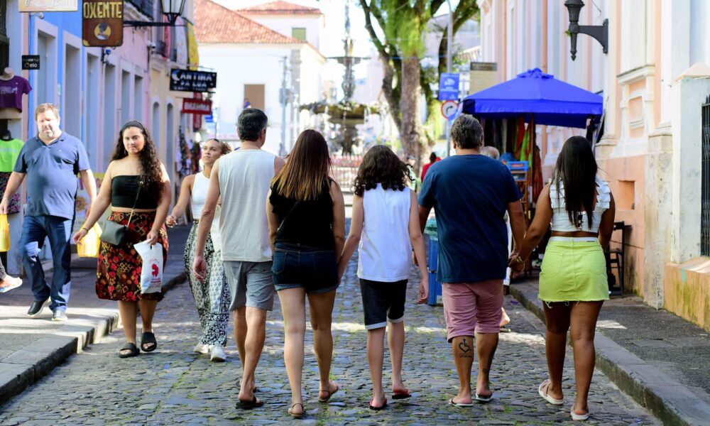 Verão mantém alta do turismo em Salvador e movimenta R$ 7,6 bilhões na economia da capital baiana