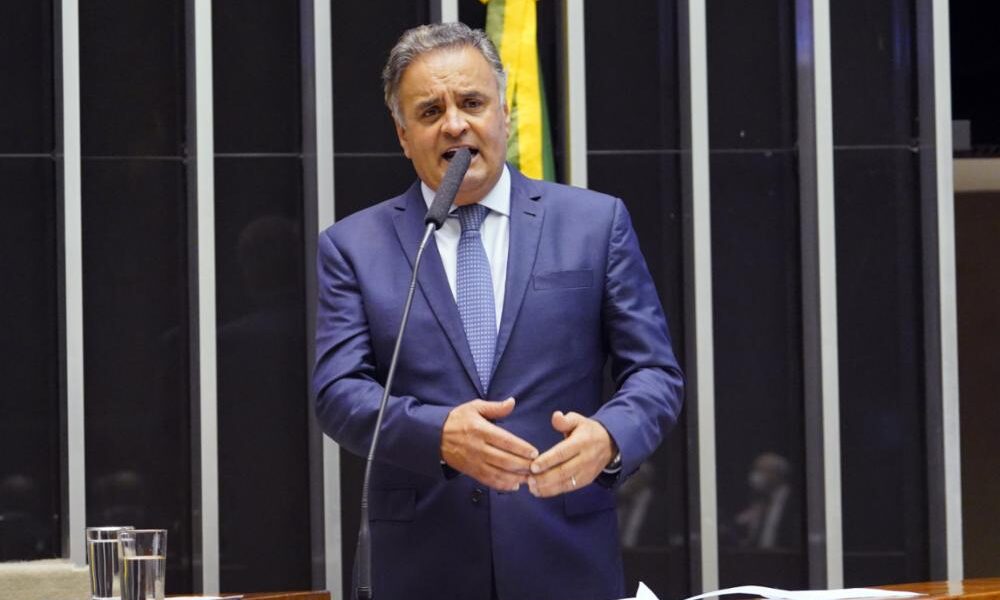 Nos bastidores, Aécio já admite articulação para ser lançado ao Planalto