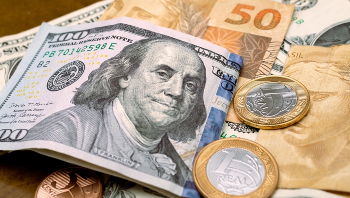Dólar cai para perto de R$5,00 com expectativa de acordo entre Irã e EUA