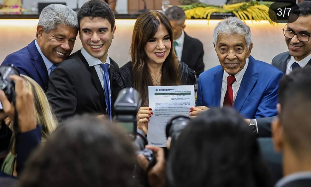 Discreto, Jerônimo participa de homenagem à esposa em Feira de Santana