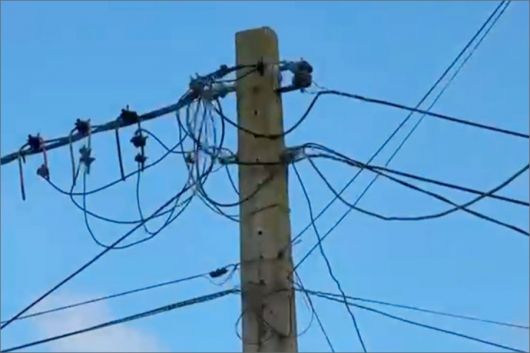 Itabela: Prefeitura cobra taxa de iluminação pública em bairro sem braços nos postes