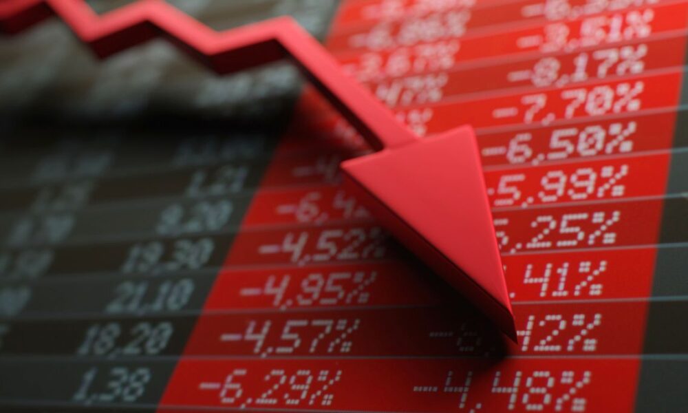 Ibovespa cai com pesquisa AtlasIntel pós-Flávio Day 2.0; dólar avança a R$ 5,04