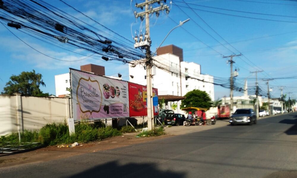 Operação Feira Mais Limpa intensifica retirada de outdoors irregulares em Feira de Santana