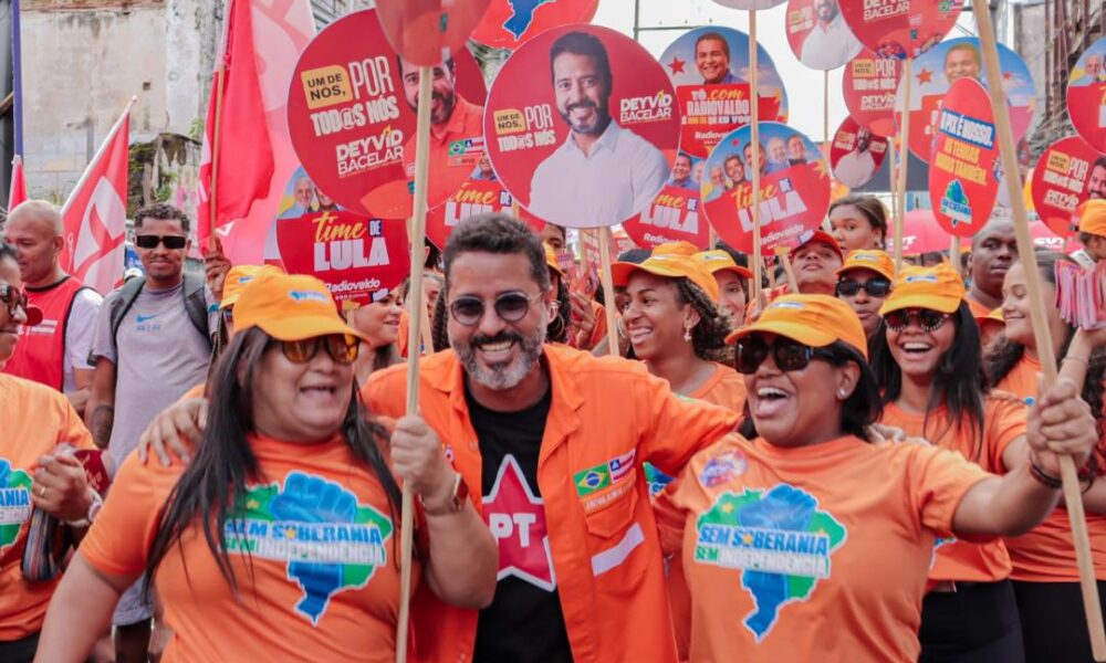 Deyvid Bacelar é ovacionado no 2 Julho como um dos principais nomes da renovação política do estado