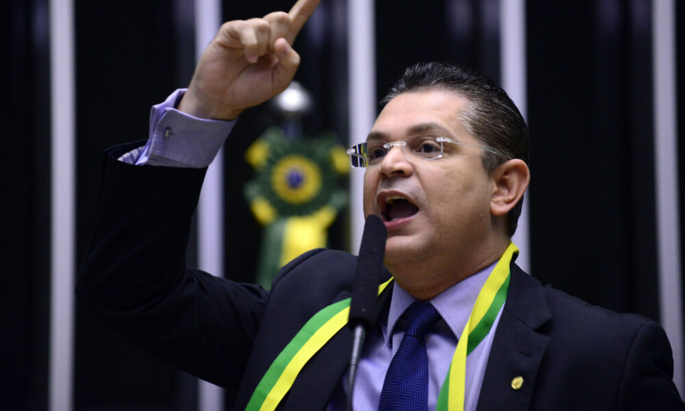 Operação mira nomes ligados a Sóstenes Cavalcante, líder do PL na Câmara