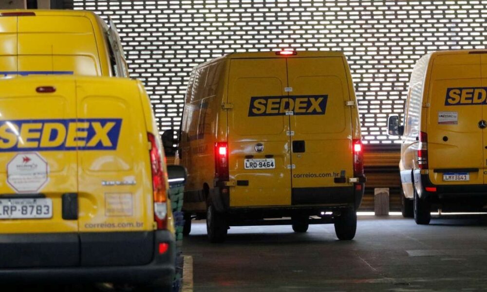 Lula diz que vai tirar Correios da crise e que não irá vender estatal