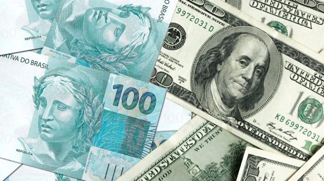 Dólar cai a R$ 5,12 à espera de Copom e eleições no radar