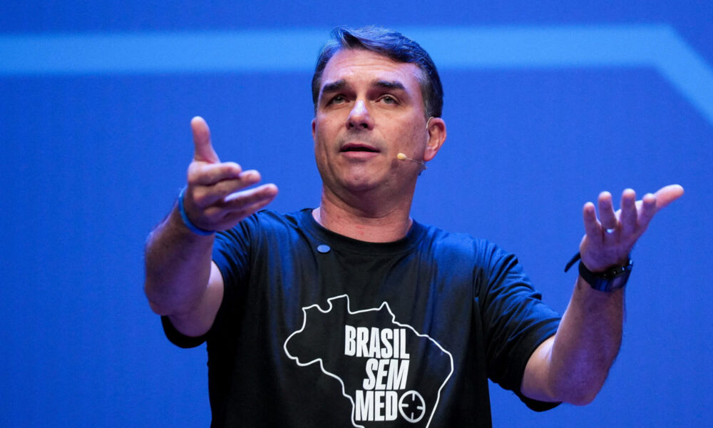 Real Time: Flávio Bolsonaro tem 50% das intenções de voto em 2º turno, no MS; e Lula, 38%
