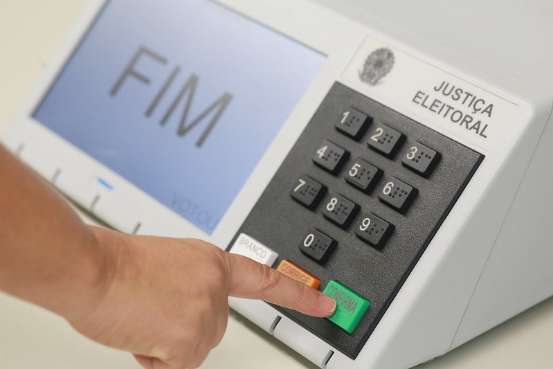 Urnas eletrônicas permitem revisar dados dos(as) candidatos(as) antes do registro do voto