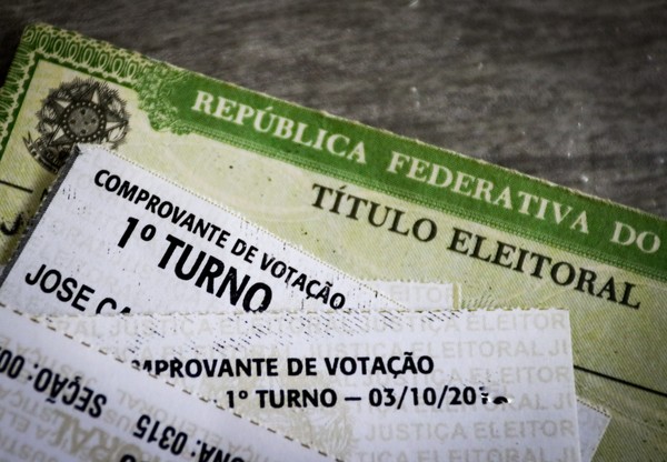Comprovante eleitoral não é voto impresso e só pode ser entregue pelo mesário