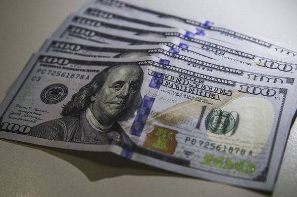 Abaixo de R$ 5: Dólar recua a R$ 4,97 de olho no ‘trade eleitoral’, menor nível desde abril