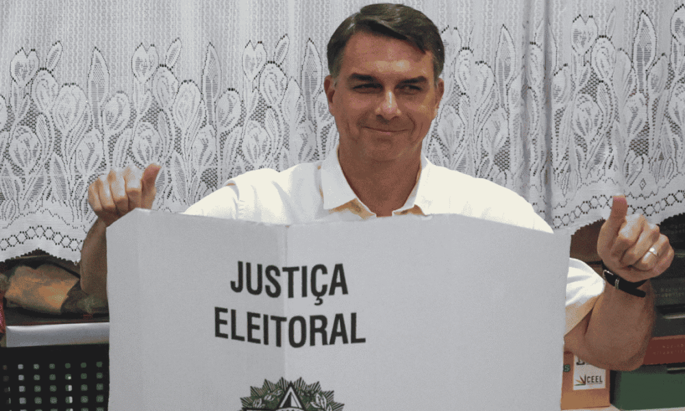 Flávio Bolsonaro vota no Rio e reitera expectativa de vitória em 1ºturno