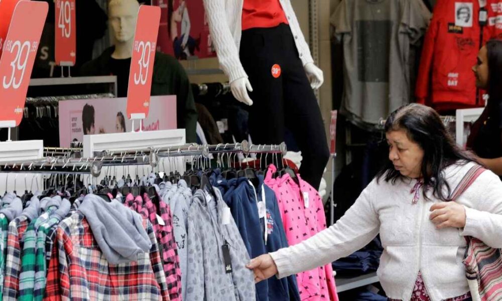 Confiança do consumidor reage em outubro, mas endividamento ainda trava alta