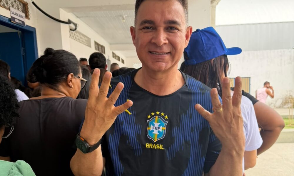Marcos Lima vota na Rua Nova e demonstra confiança no resultado