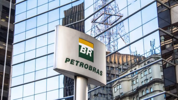 Ibovespa avança com Petrobras (PETR4) e melhora do humor externo
