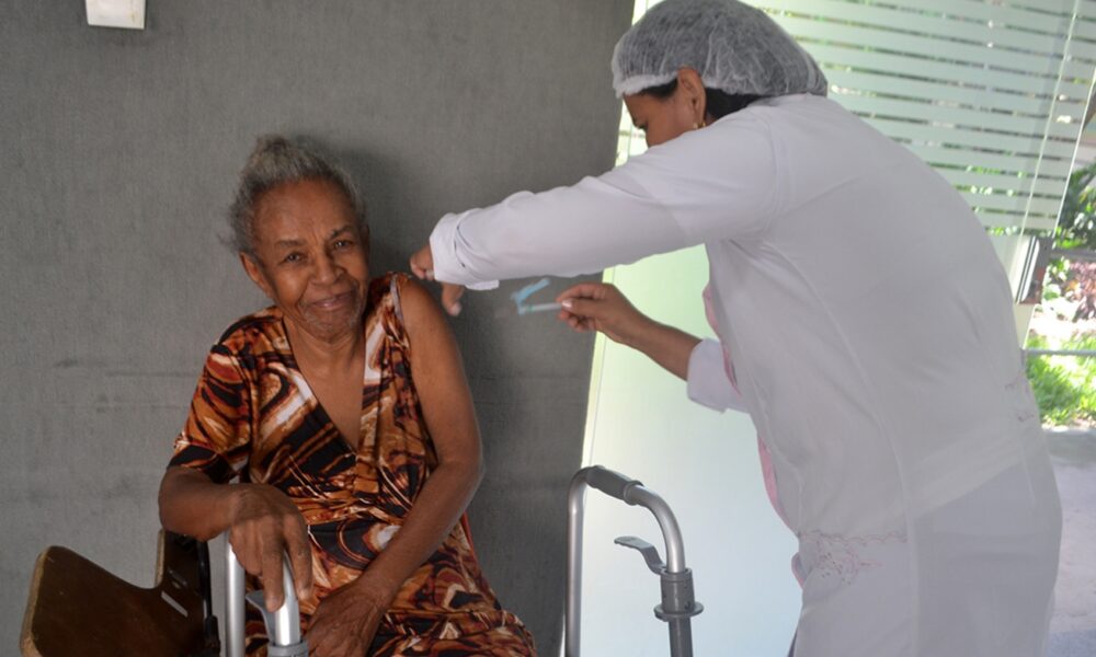Feira amplia vacinação com Pneumo 20 para pessoas a partir de 85 anos